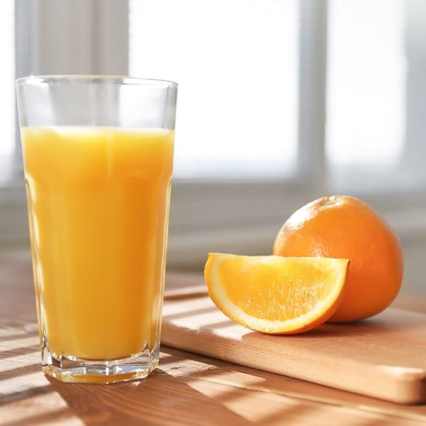 Fresh Valencia oranges for juice in a 14 kg carton, showcasing bright, ripe citrus fruits from Sharbatly.