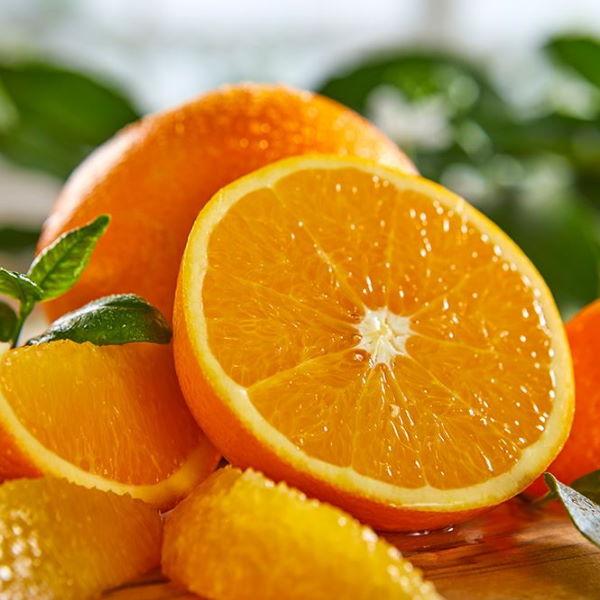 Fresh orange Navel fruits from Sharbatly in a 7.5 kg carton, showcasing bright, ripe oranges ready for consumption.