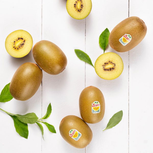 Bright yellow Sungold kiwifruits from Zespri in a 1 kg package, displayed on a white background.